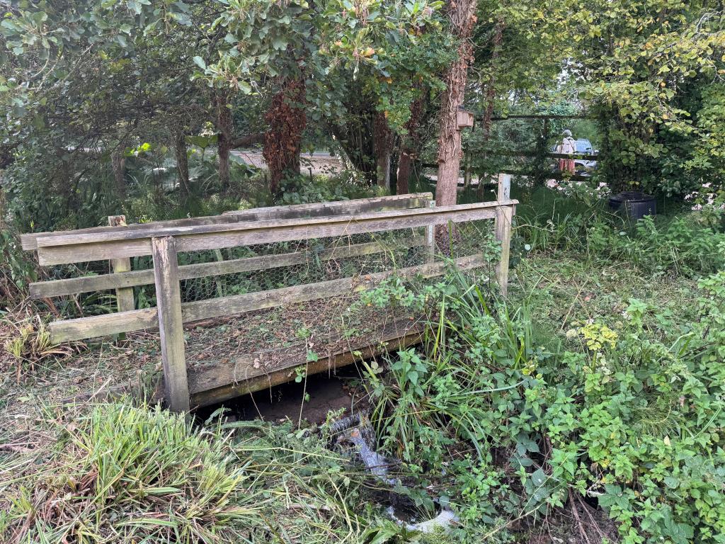 Lot: 44 - TWO COTTAGES, TWO BARNS WITH CONSENT FOR SIX TWO-BEDROOM HOLIDAY COTTAGES AND A POTTERY BARN AND CAR PARK WHICH ARE LET COMMERCIALLY - Stream & Bridge